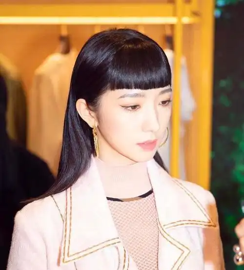 女明星齐刘海大盘点孟美岐露出眉毛更时尚伊能静美回20岁