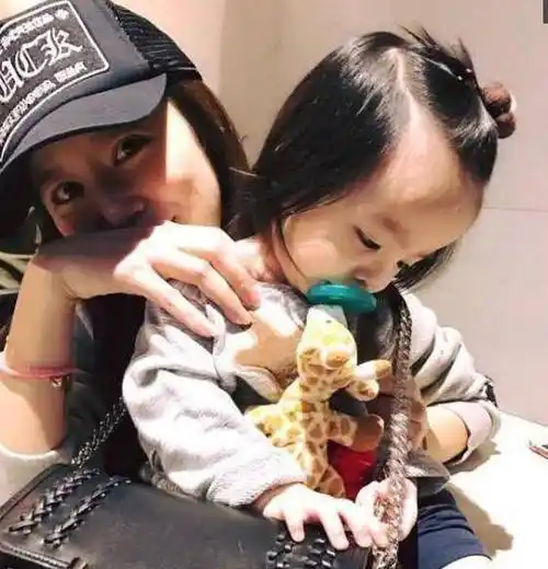 霍建华也会抽空陪伴在林心如和女儿身边,二人用心经营着自己的小家