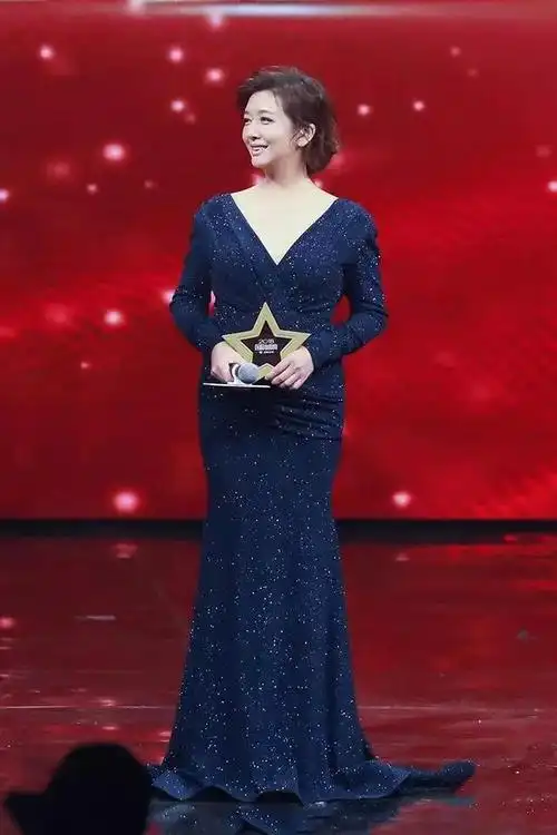 江珊真是敢穿穿紧身上衣配斑马拖地裙身材曲线惹人羡慕