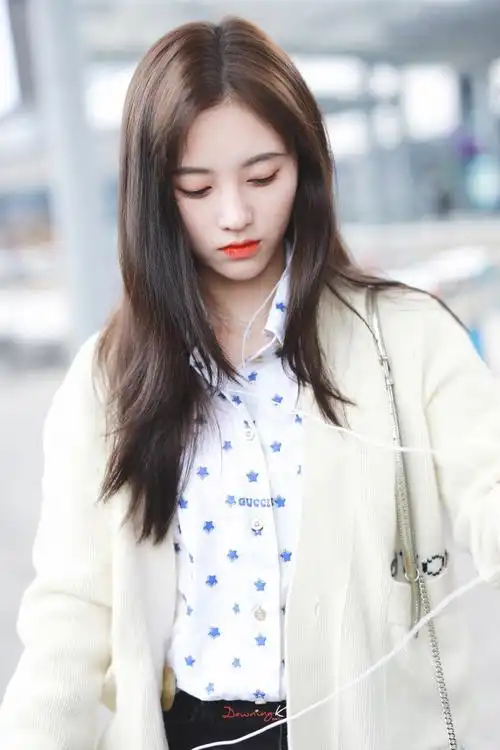 鞠婧祎现身机场赶行程 肤白貌美笑容呆萌