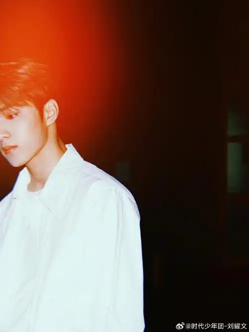 刘耀文说feelme##刘耀文半脸侧拍