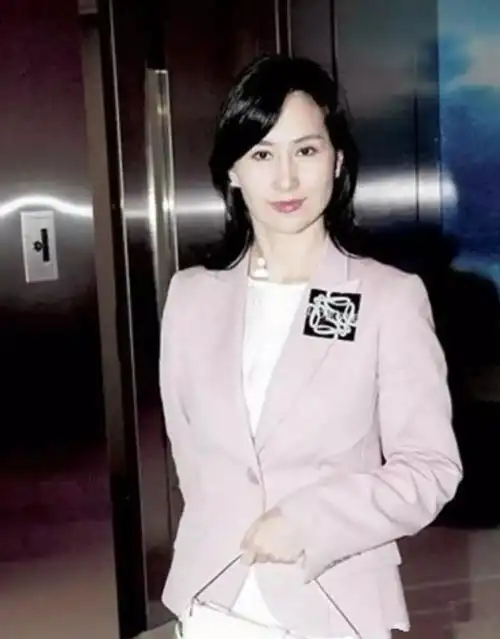 赌王女儿各个混血盛世美颜何超盈怀孕时却胖成球