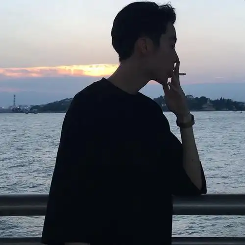男头抽烟一个人孤独冷漠