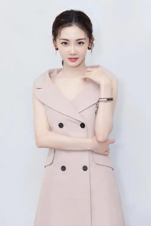 苗苗粉嫩甜美写真图片