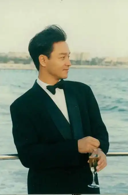 原名张发宗,是华人社会最有影响力的演艺人之一,香港知名男演员,歌手