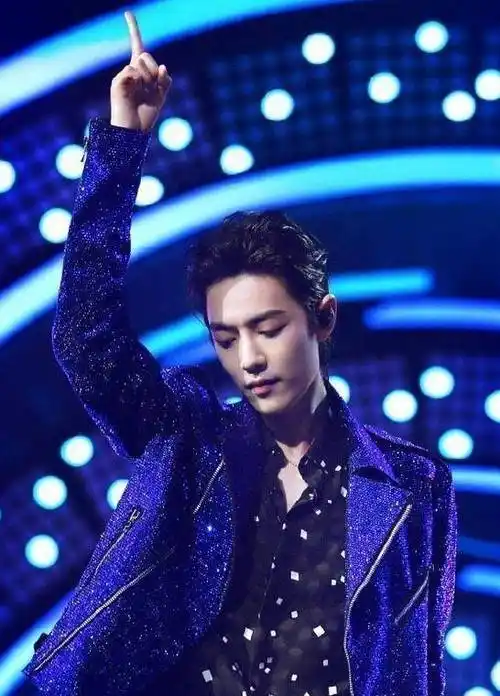 想起以前饭圈流传的一句话:"肖战的刘海就是封印,把体内那个a到爆的战