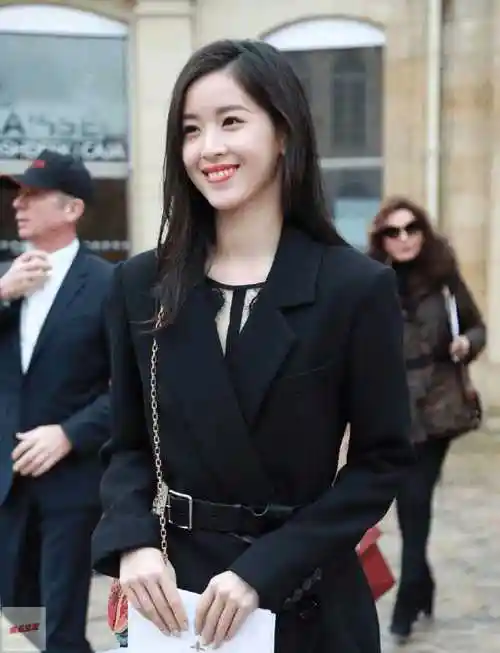 高挺的鼻梁,一缕长发,如玉一般的手指,奶茶妹妹身上竟然有着古代美女