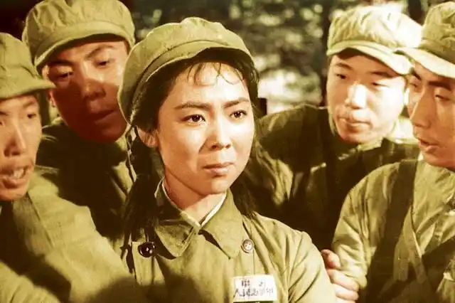 电影背后的故事:根据巴金的小说《团圆》改编的电影《英雄儿女》