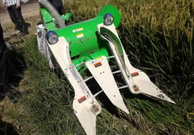 日本发明小型水稻收割机,收割打包一体化,一天能割20亩地