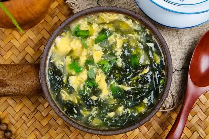 配方:清水,盐,鸡精,香油,生抽,淀粉,香葱,紫菜,鸡蛋1,首先我们准备一