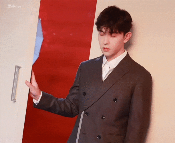 邓伦《时装男士》拍摄花絮公开 丝巾竟是这样飘起来的