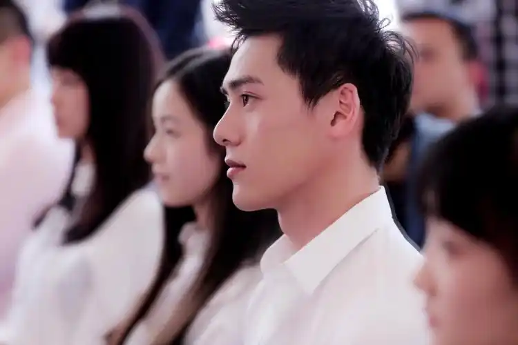 朱致灵一亮相就惊艳四座,其高大帅气的外表和阳光向上的气质与原著中