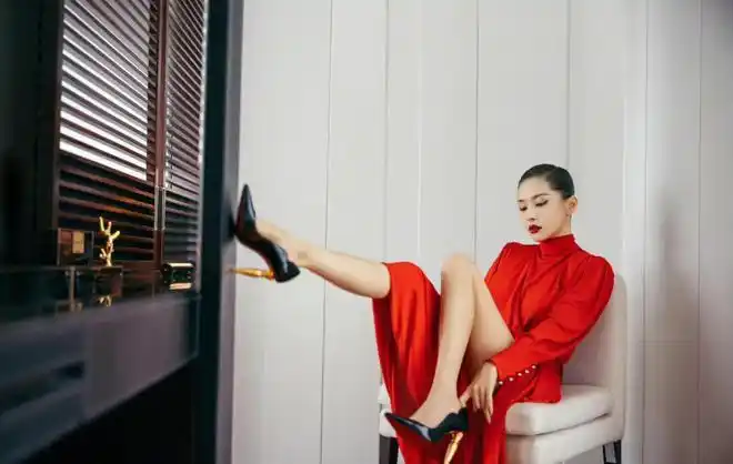 用脚上热搜的美女王子文小脚美不美咱不知道但一定很白