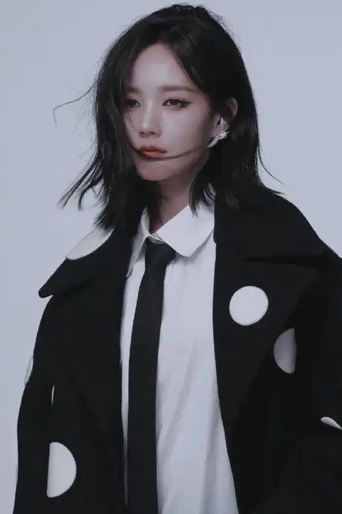 李一桐冷脸千金妆##时尚cosmo13月刊