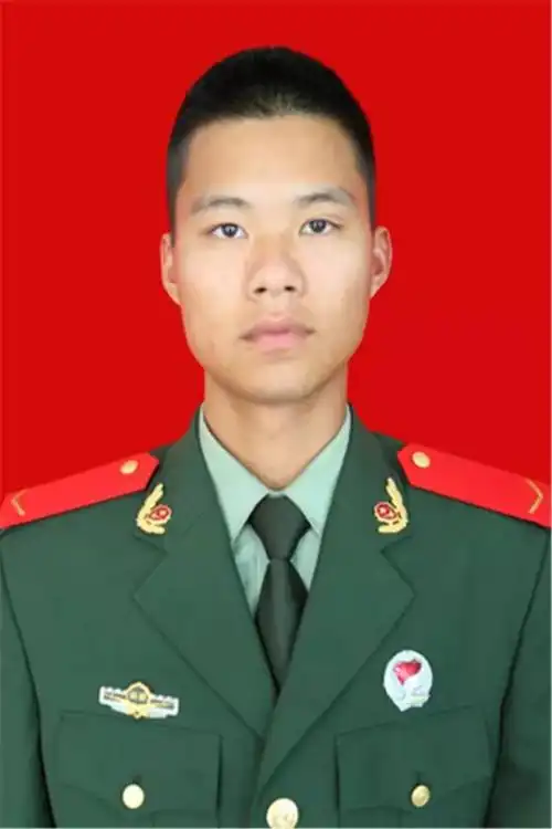 2015年9月入伍,克拉玛依市支队直属大队二中队战士,上等兵警衔