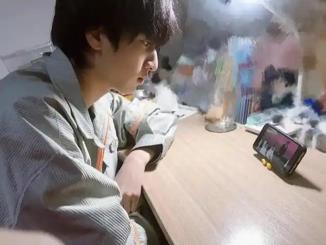 认真学习的严浩翔 看在你那么努力的份上 就不怪你昨天没发微博了