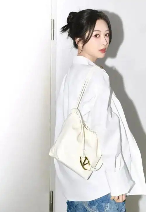 杨紫最新日常穿搭造型白色衬衫搭配蓝色破洞花花牛仔裤青春时尚