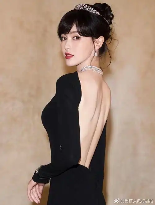 唐嫣的最新造型赢麻了!露背黑裙配王冠秀出九头身,赫本风太优雅