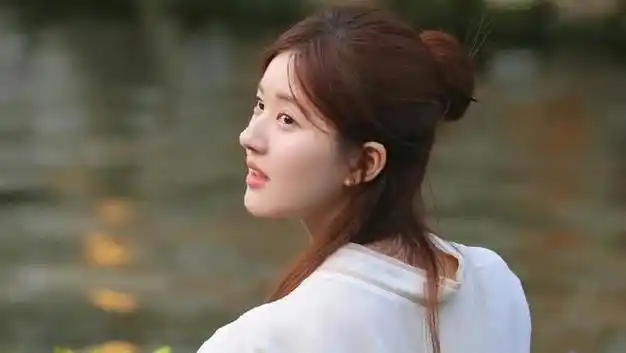 赵露思新剧后浪古装和现代造型令人惊艳完美驾驭优雅风格