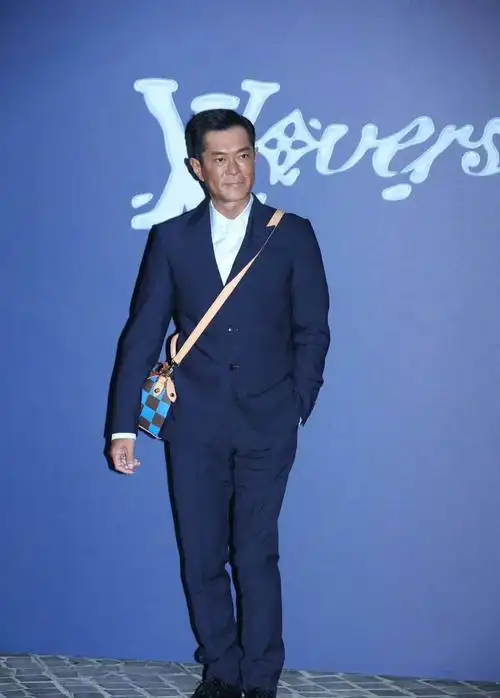 53岁古天乐和68岁周润发同台脸僵笑容不自然恐成下一个李连杰