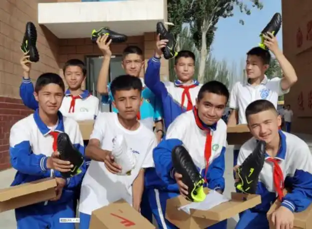 小胡杨 | "微心愿"为叶城二中足球队员圆梦