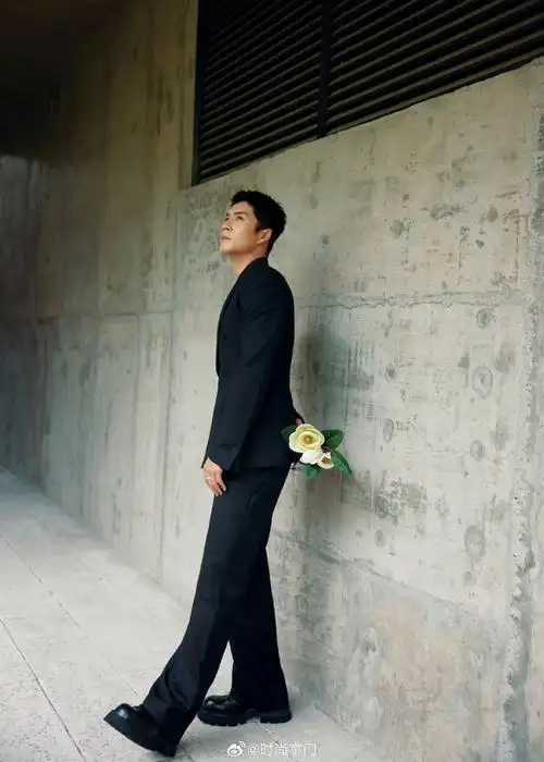 韩东君真空深v西装##韩东君黑色深v西装