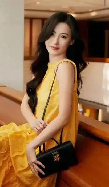 张柏芝生病后机场露面,面容憔悴发际线高,谢霆锋却在香港超开心