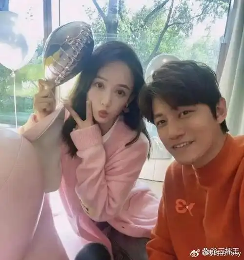 魏大勋背李沁,猪八戒背媳妇的场景再现;第二张仿佛陈乔恩老公艾伦背着