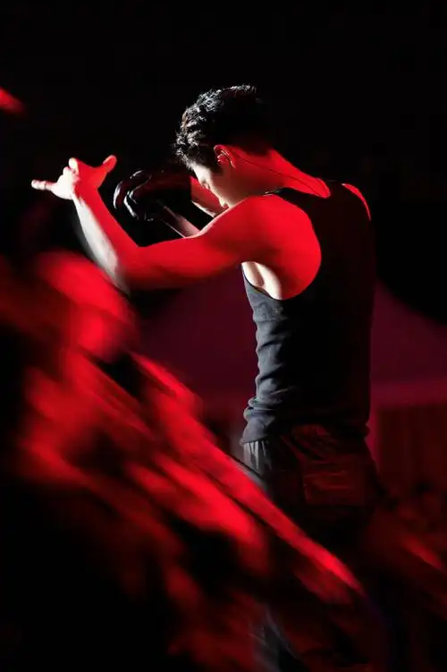 王子异超话赤色于黑夜里绽放,滚烫音符点燃靓仔@王子异舞台上的每一瞬