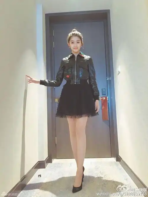 18岁关晓彤露白皙长腿