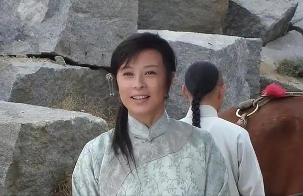 回顾演员刘佳:为照顾父亲息影10年,父亲离世后守着骨灰生活8年