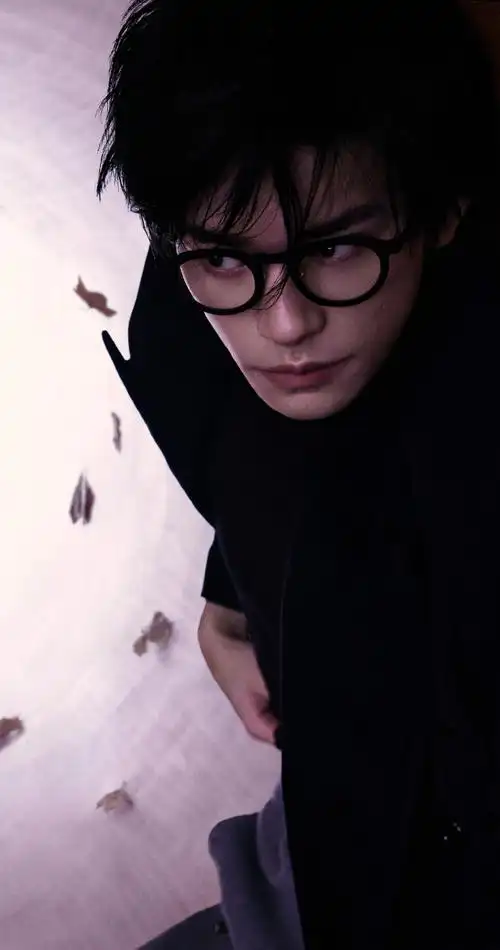 易烊千玺elle3月刊封面##易烊千玺elle世界尽头大片##易烊千玺晒图