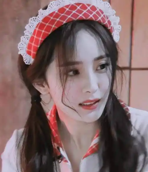 原创杨幂18岁旧照被曝光关掉10级美颜后原装脸让大家意外