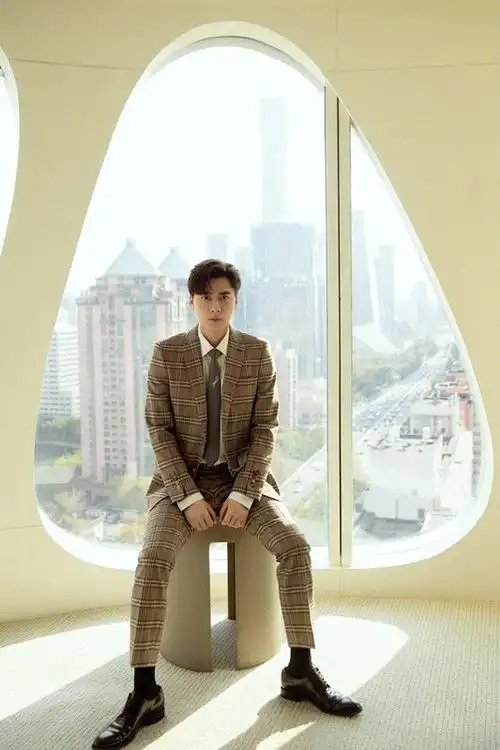 李易峰剪短头发穿套头针织衫现身看起来又年轻了一把