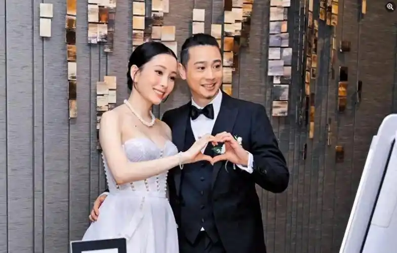 41 岁女星挺 7 个月孕肚奔波找房,靠吃快餐养胎,丈夫摸孕肚爱意浓