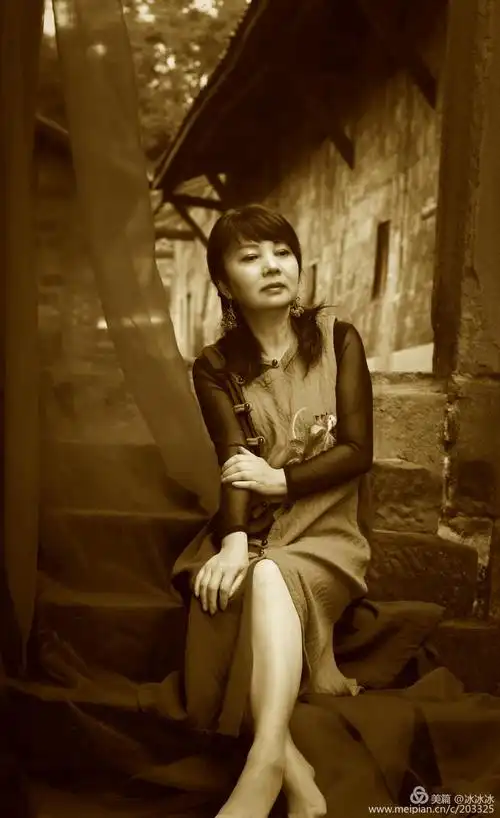 回忆是一帧发黄退色的老照片,寂然凝望,往事已沧桑