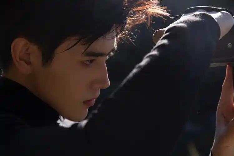 陈飞宇发布秋日午后写真 光影下少年侧颜也帅气_高清图集_新浪网