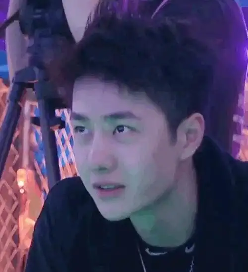 来看王一博素颜照