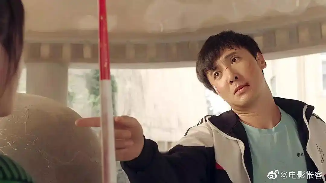 《夏洛特烦恼》是一部喜剧影片,讲述了失意的男人夏洛在参加高中暗恋