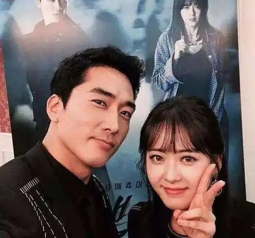 二人分手谣言后,宋承宪和一位韩国女星十分亲密,被人拍下亲昵照片