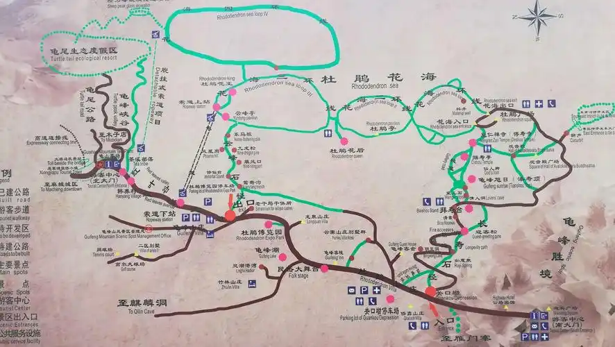 八点我们就到了二百公里外的龟峰山景区脚下