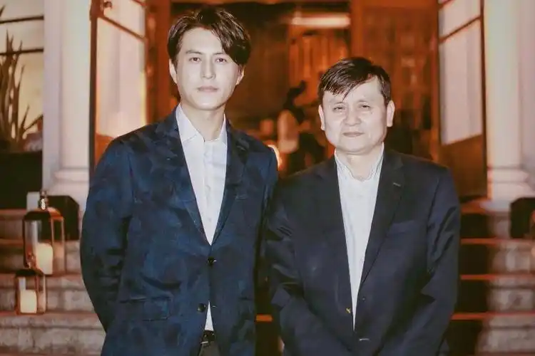 靳东合影张文宏,并肩而立祝福医护人员