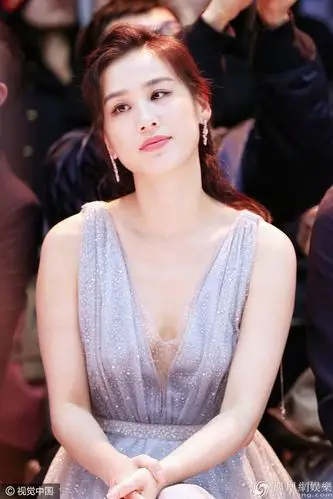 黄圣依深v礼服性感观秀秀事业线玩自拍美到发光