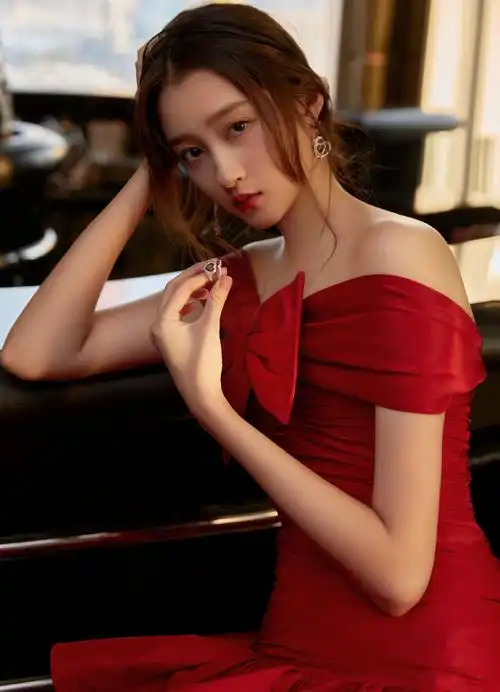 关晓彤红玫瑰拖尾礼服烘托新年氛围感热烈拥抱2022