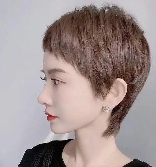 时尚层次短发的设计可以根据个人的脸型和发质进行调整,使整体发型
