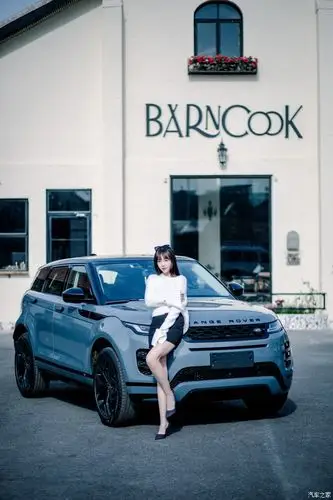 桃桃外传清纯长腿美女评测全新路虎揽胜极光耀黑版