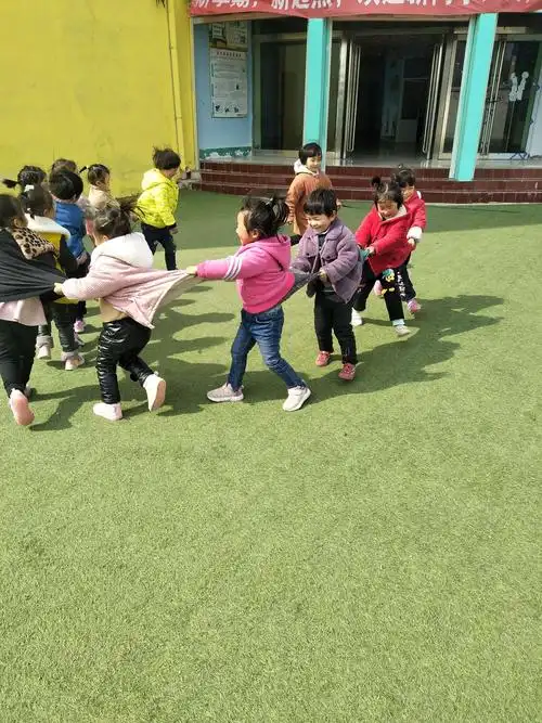 晴岚社区礼仪幼儿园户外活动小二班《老鹰捉小鸡》