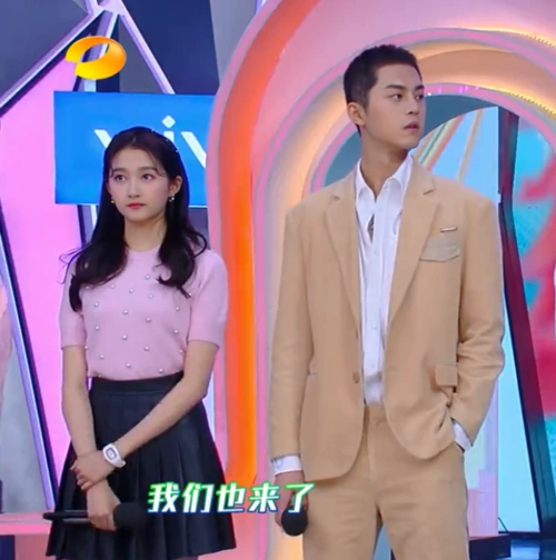 关晓彤谢彬彬同台出场谁注意到她的小动作是否避嫌很明显