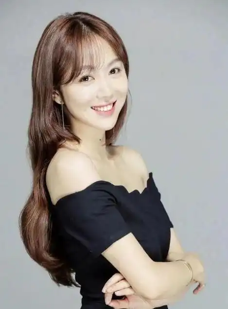 姜妍在李治廷眼中,那可是连林志玲都比不上的美女;对汪苏泷来说,她是