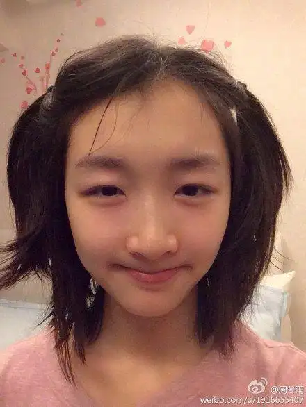 周冬雨晒素颜大头照网友大赞皮肤好图
